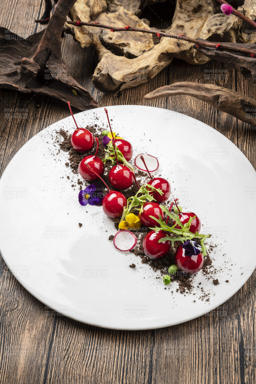 创意菜巧克力撒粉红樱桃