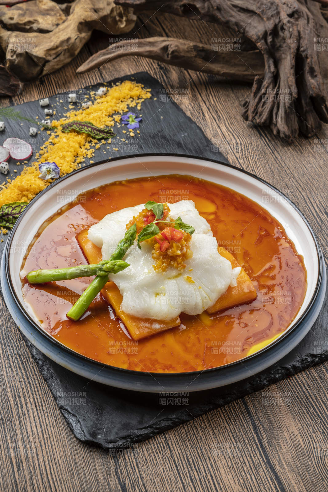 精美瓷盘装的浇汁深海鳕鱼腹