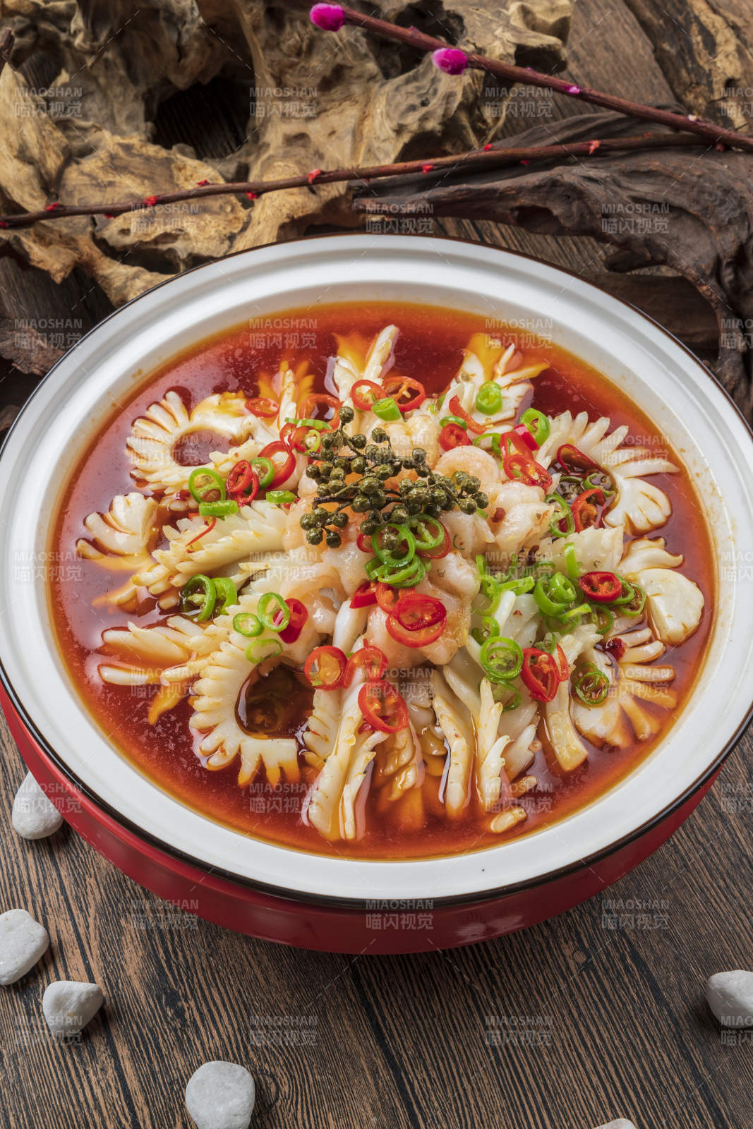 白色圆瓷盘装的椒麻红油鱿鱼卷-摄影图