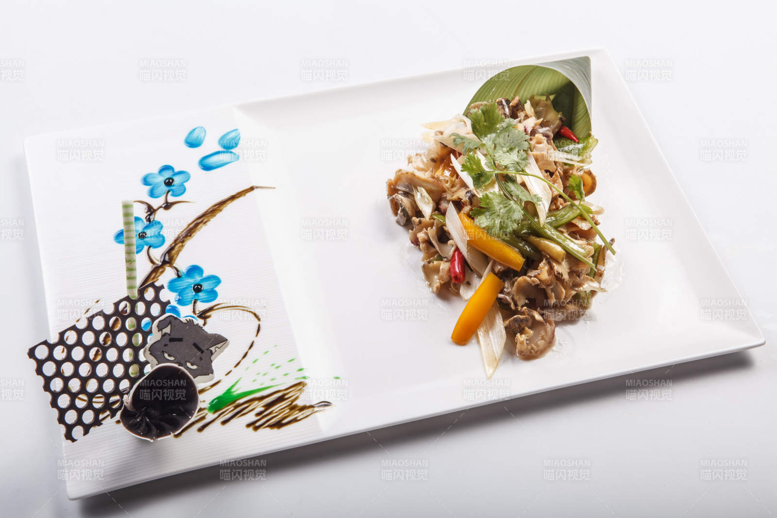 白色瓷盘装的温拌螺头