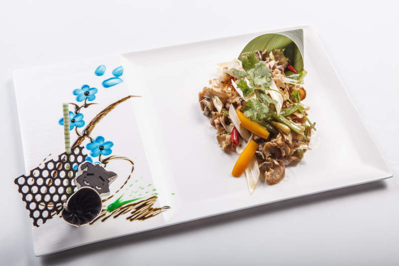 白色瓷盘装的温拌螺头