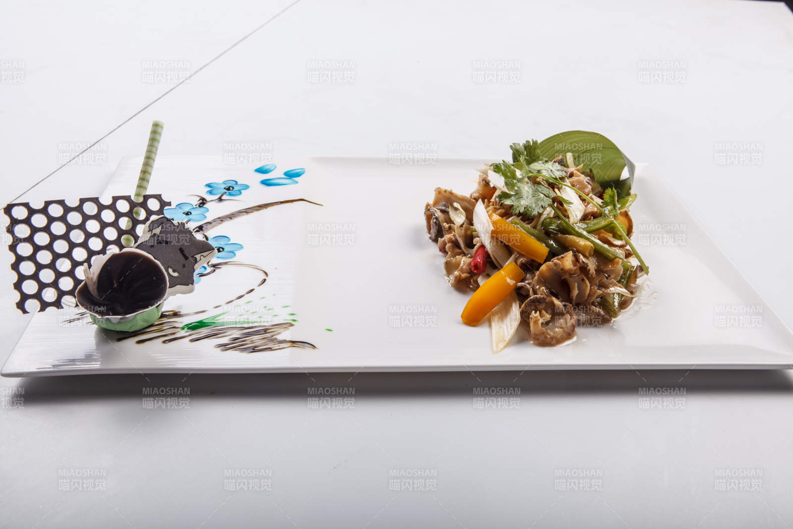 白色瓷盘装的温拌螺头