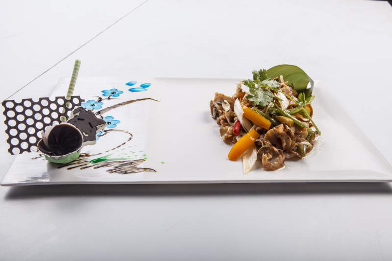 白色瓷盘装的温拌螺头