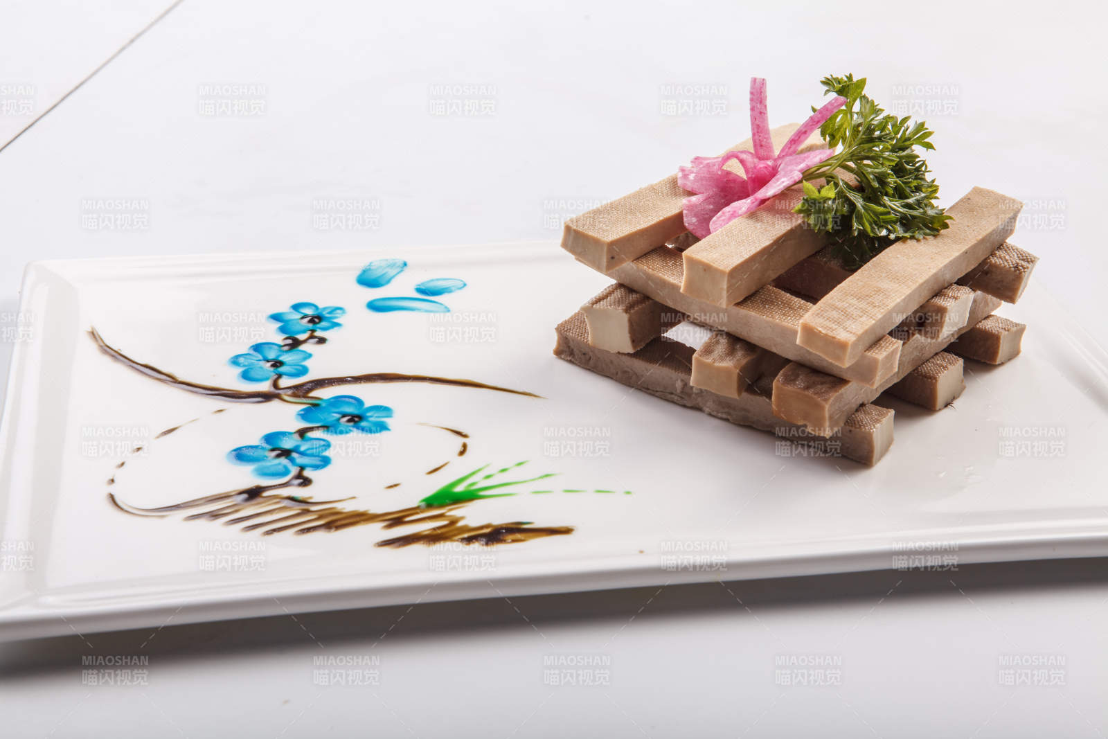 白色瓷盤裝的五香豆腐干