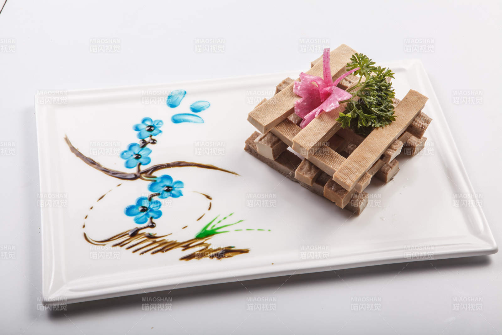 白色瓷盤裝的五香豆腐干