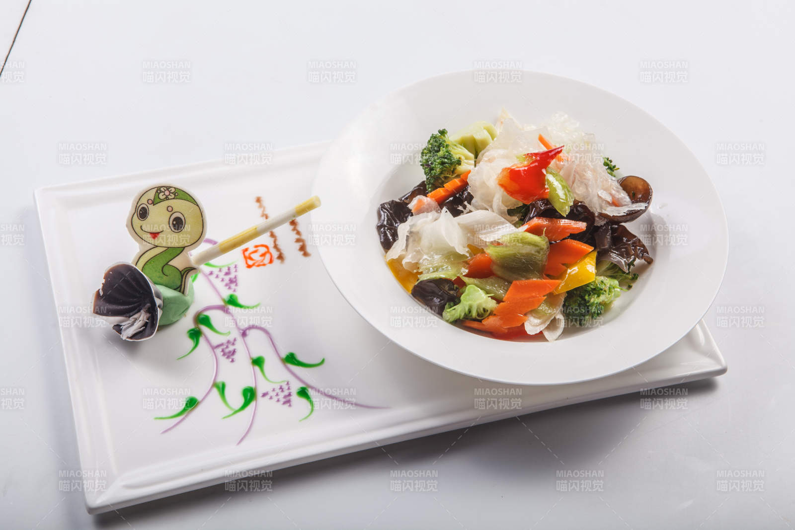 白色瓷盘装的风味凉拌菜-摄影图