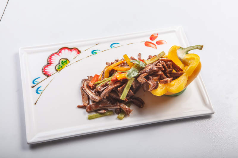 白色瓷盘装的温拌螺头