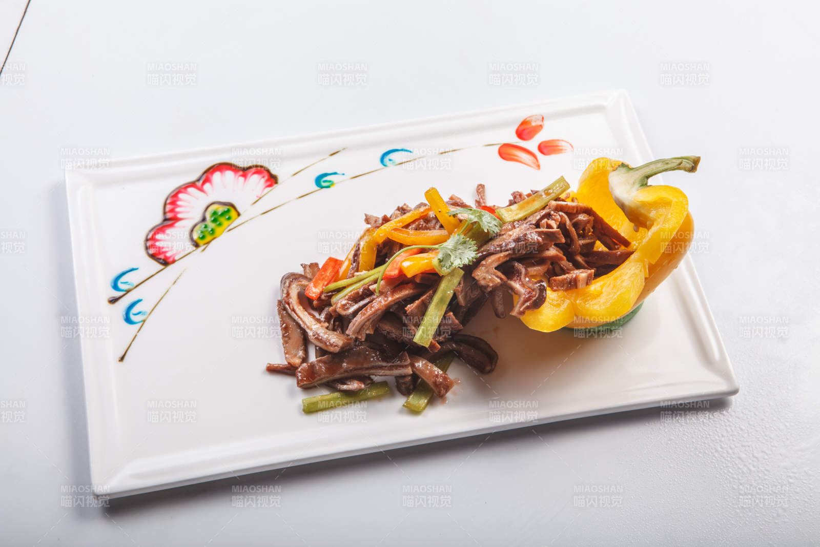 白色瓷盘装的温拌螺头