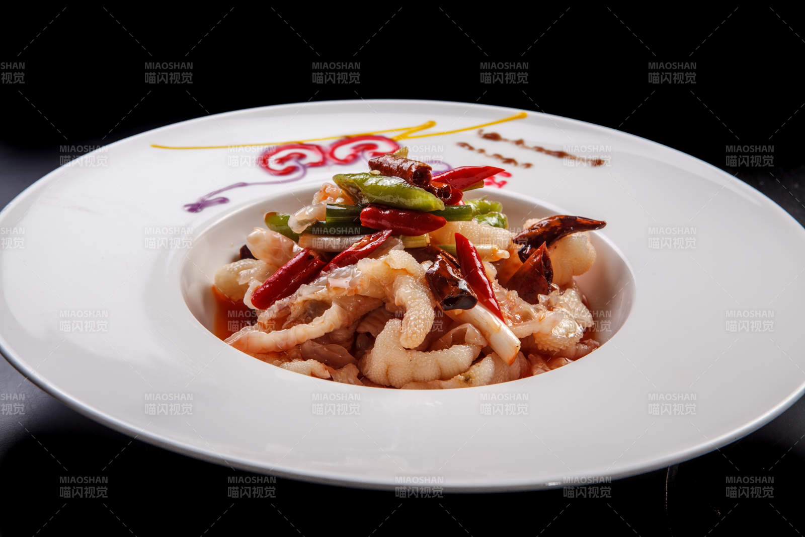 白色瓷盤裝的酸辣鳳爪-攝影圖