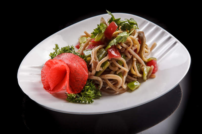 白色瓷盘装的凉拌莜面