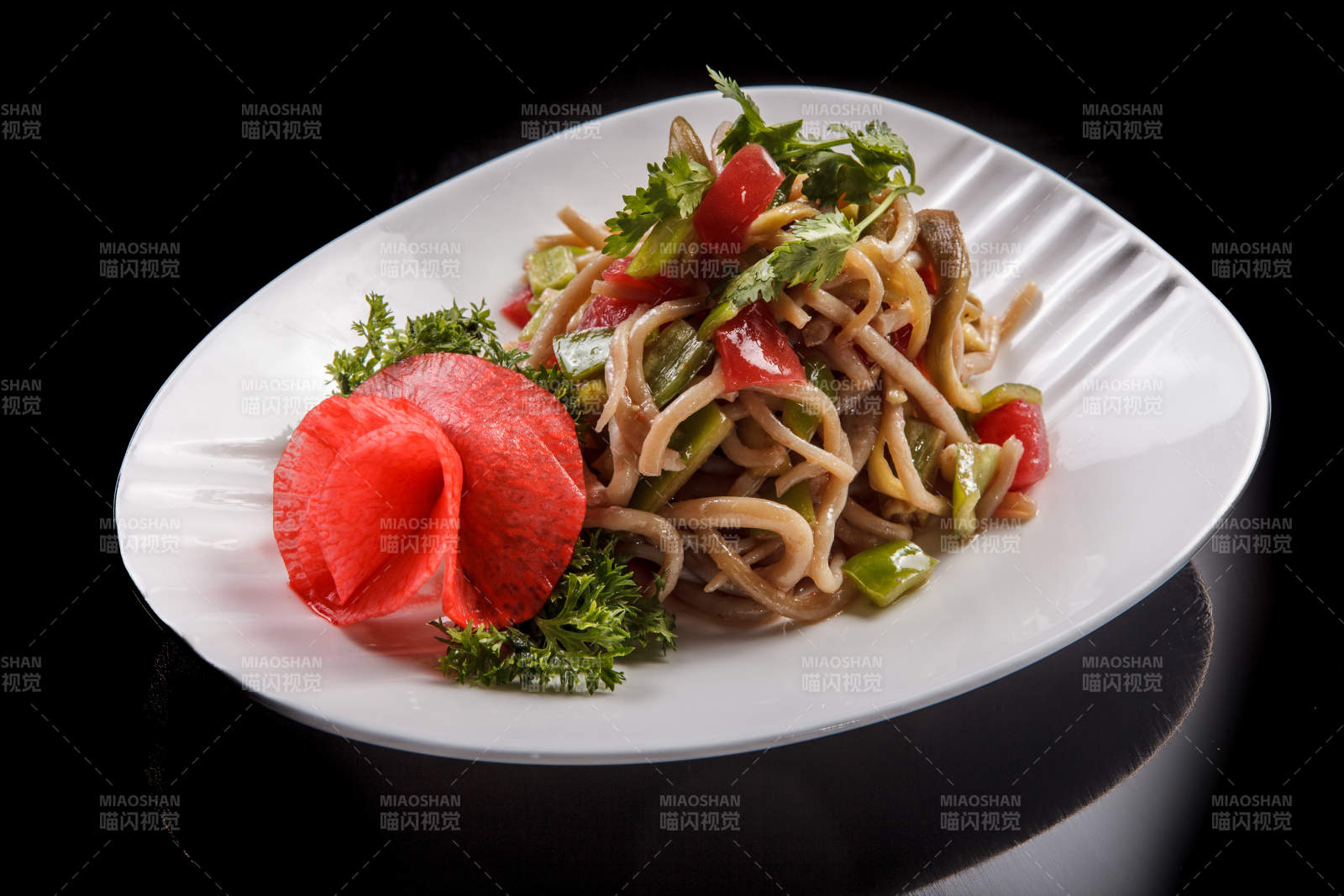 白色瓷盘装的凉拌莜面