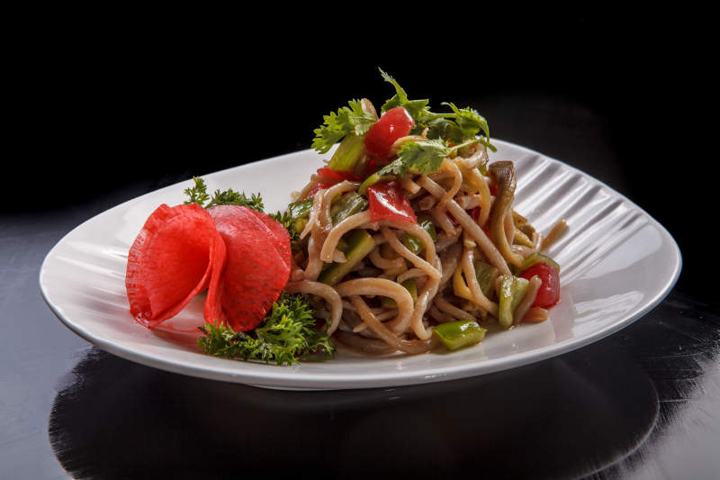 白色瓷盘装的凉拌莜面