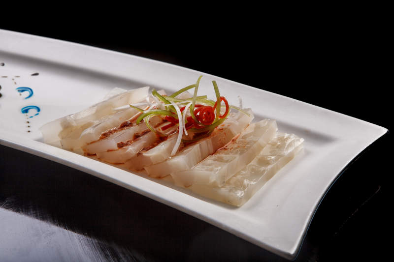 白瓷盘装的酸辣猪皮冻