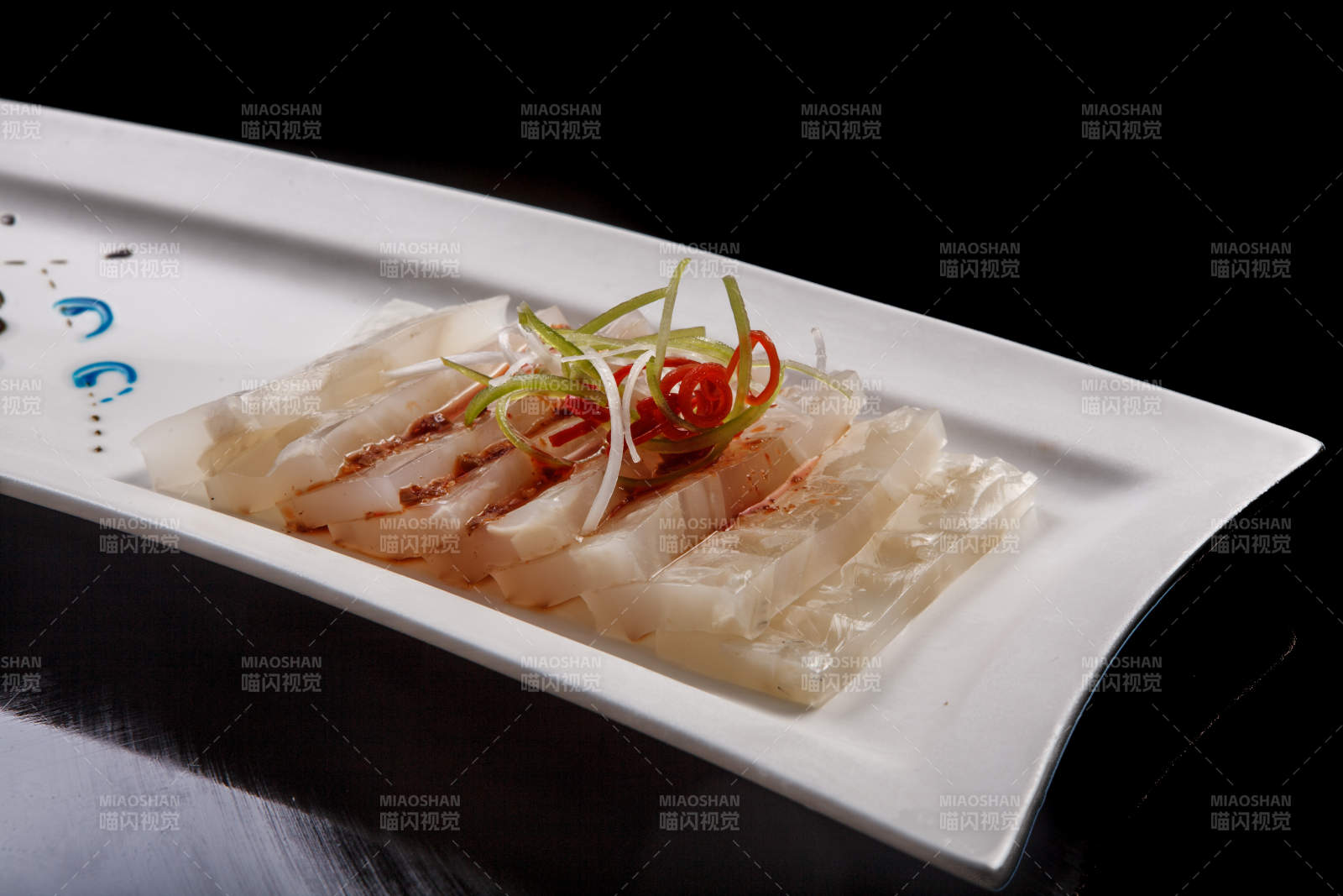 白瓷盘装的酸辣猪皮冻