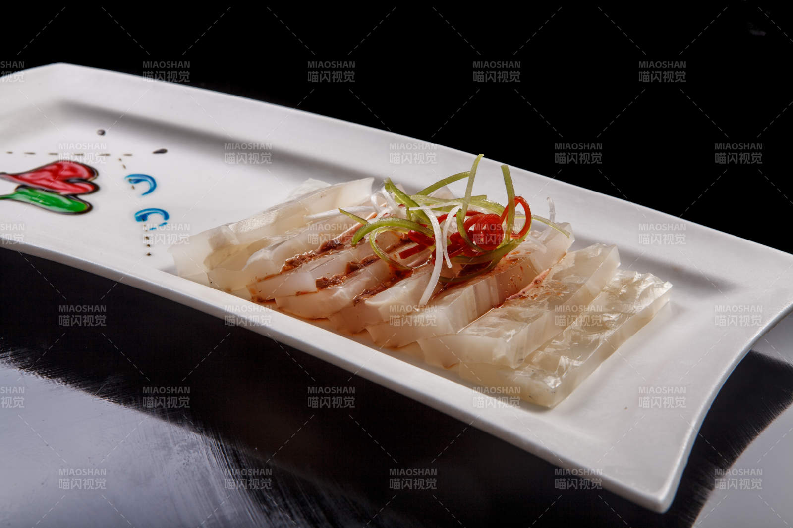 白瓷盘装的酸辣猪皮冻