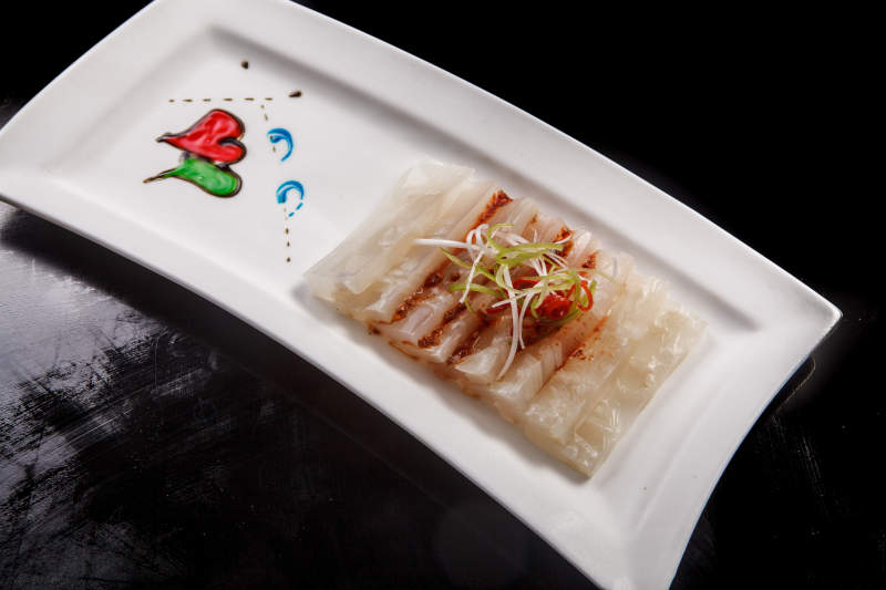 白瓷盘装的酸辣猪皮冻