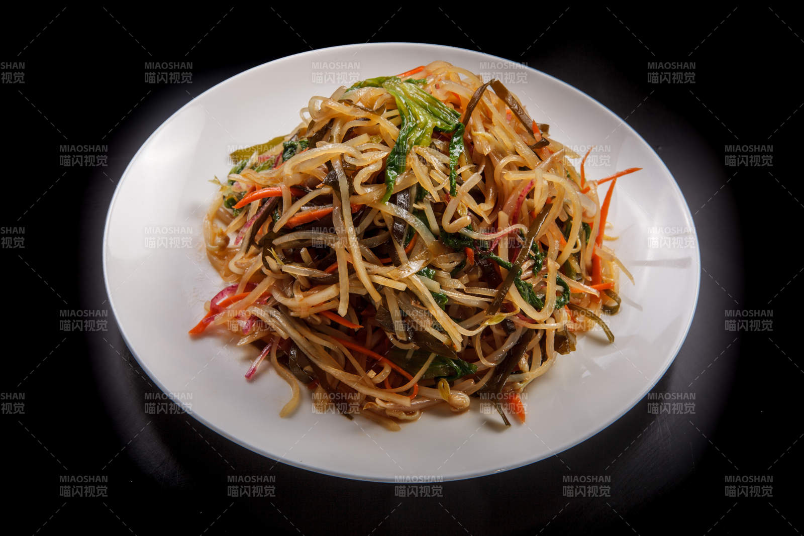 白色瓷盤裝的涼拌小菜