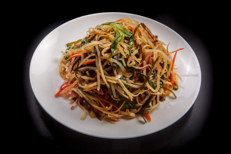 白色瓷盘装的凉拌小菜