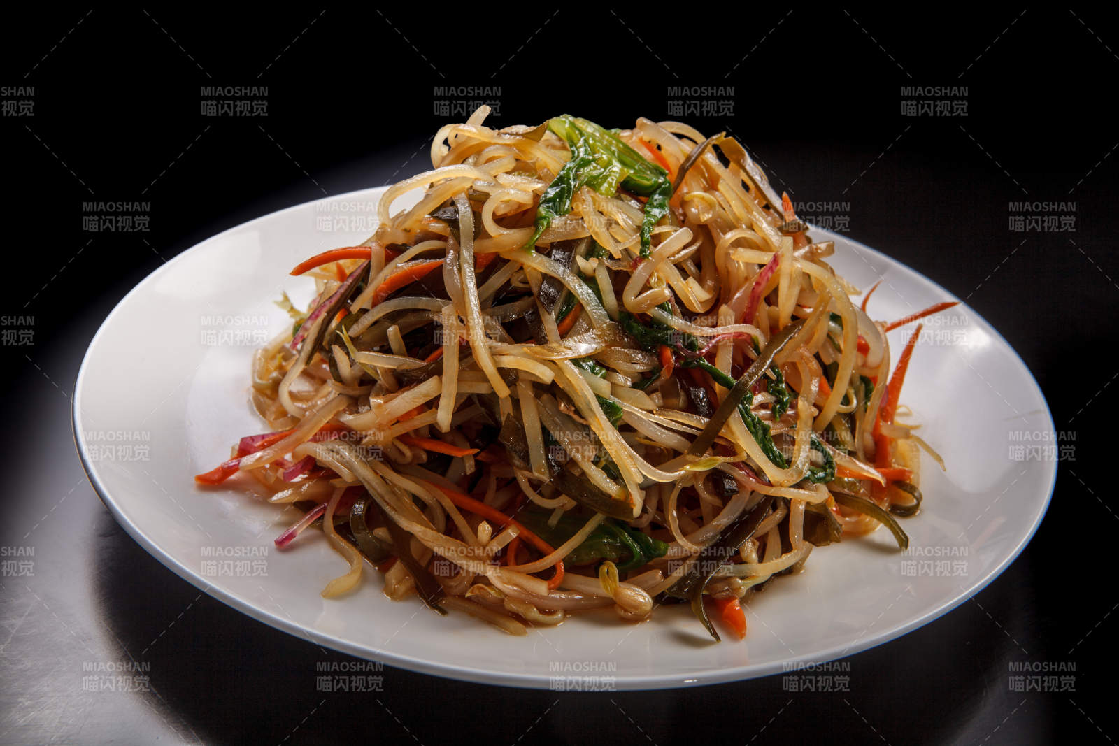 白色瓷盤裝的涼拌小菜