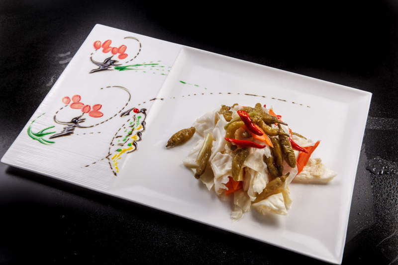 白色瓷盘装的酸辣泡菜