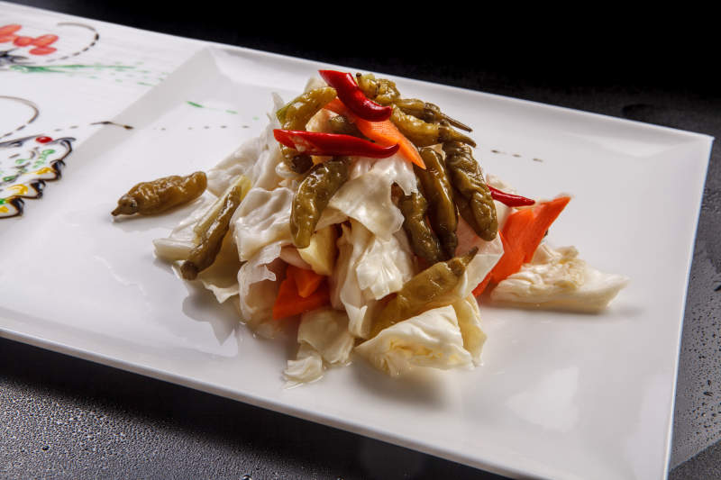 白色瓷盘装的酸辣泡菜