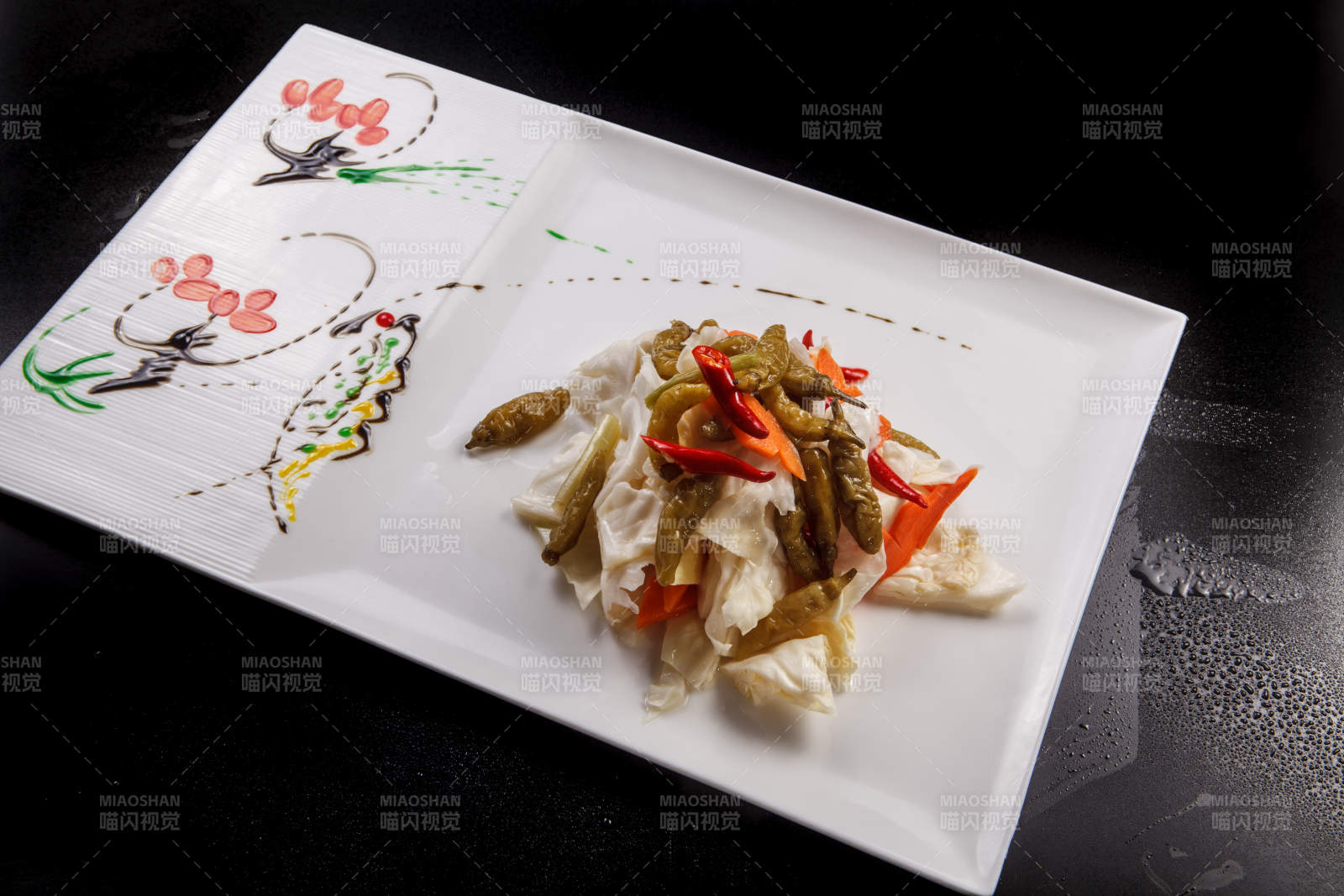 白色瓷盤裝的酸辣泡菜