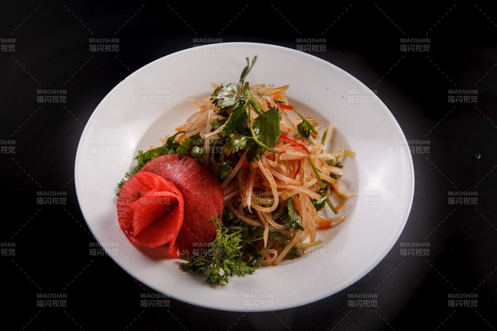 白色瓷盤裝的涼拌小菜