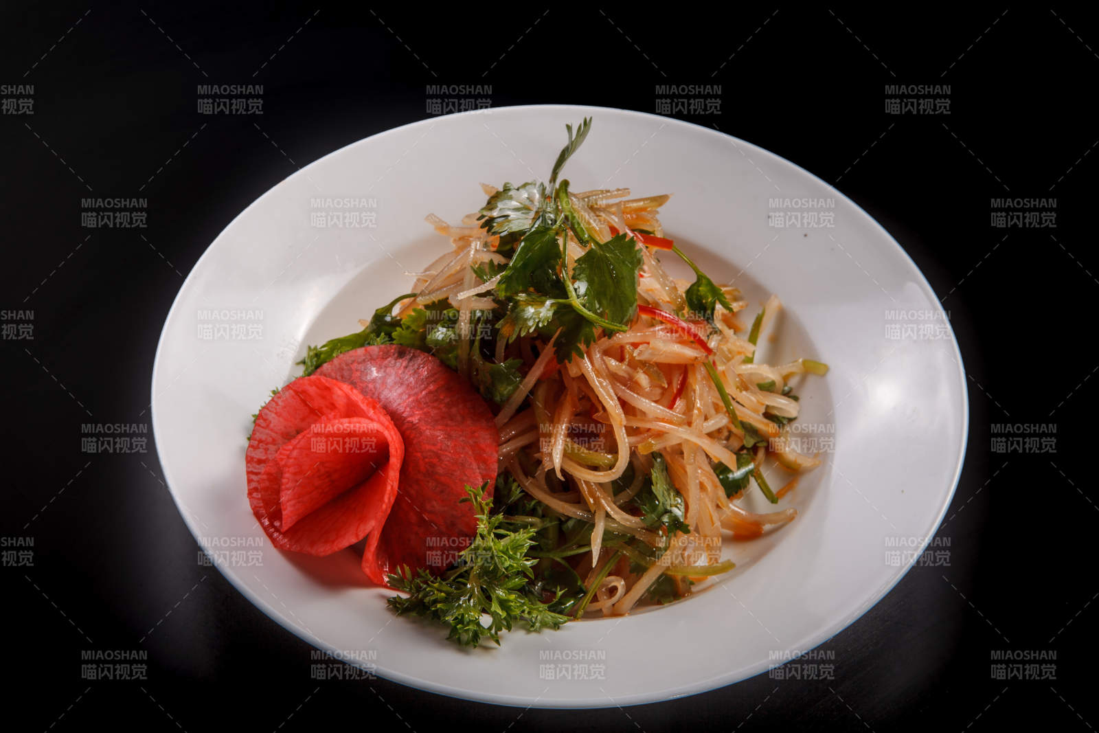 白色瓷盤裝的涼拌小菜