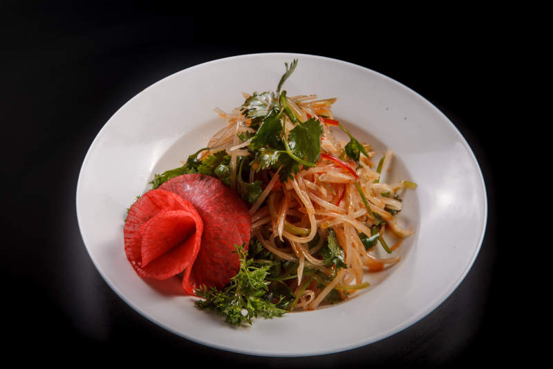 白色瓷盘装的凉拌小菜