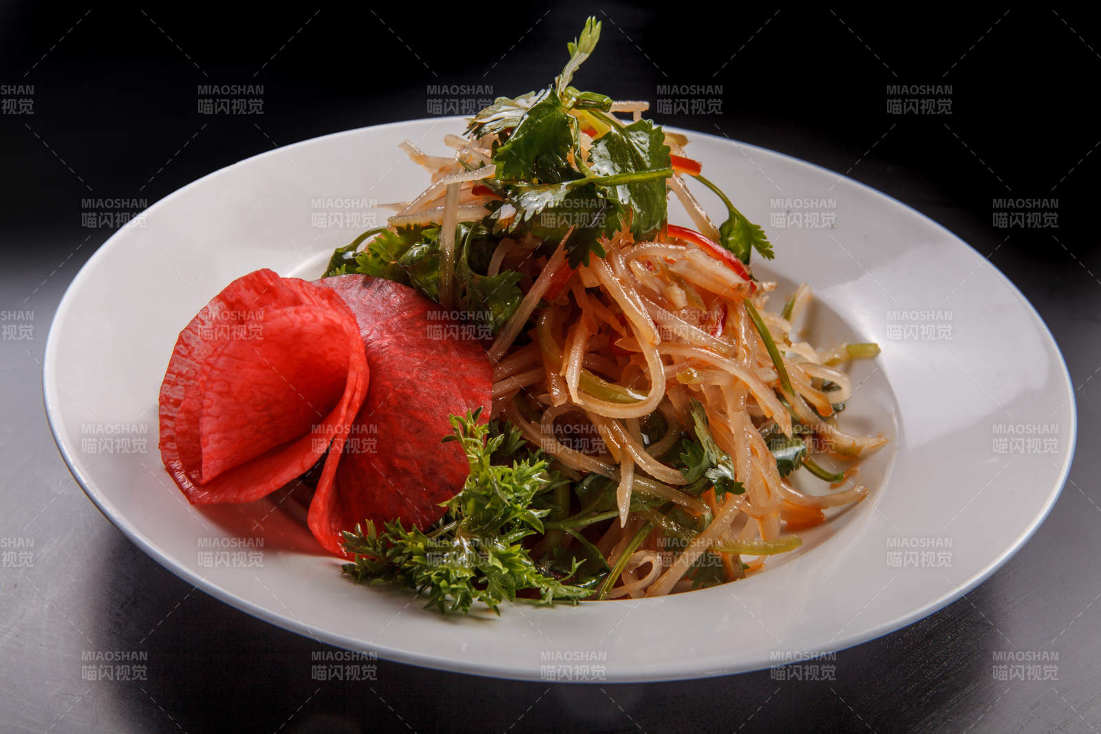 白色瓷盤裝的涼拌小菜