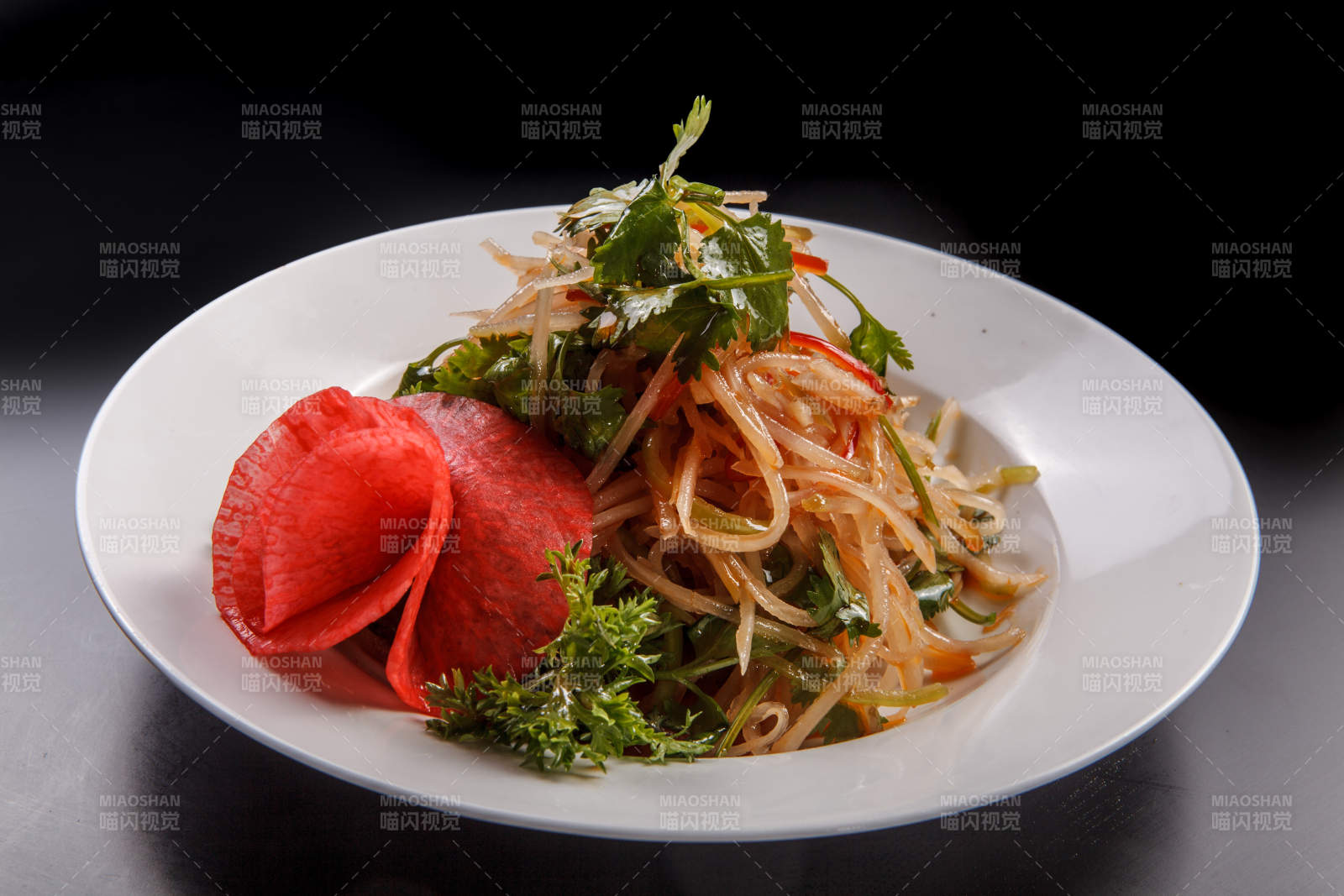 白色瓷盤裝的涼拌小菜