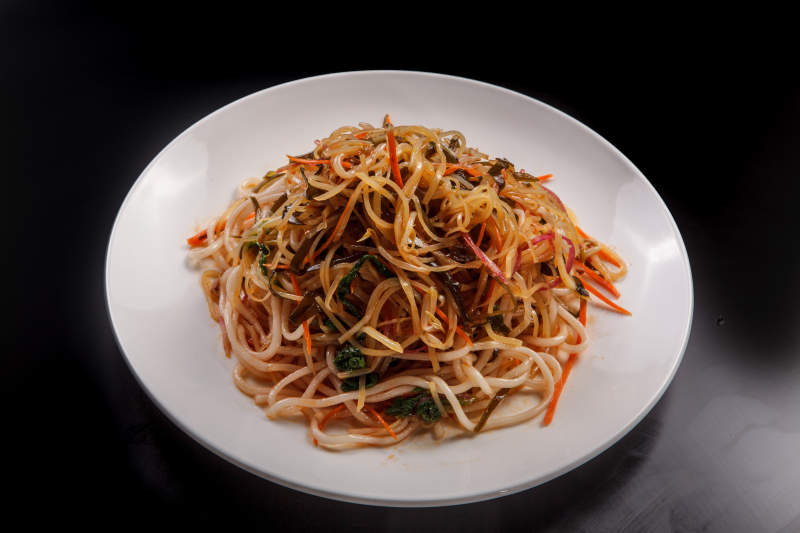 白色瓷盘装的凉拌小菜