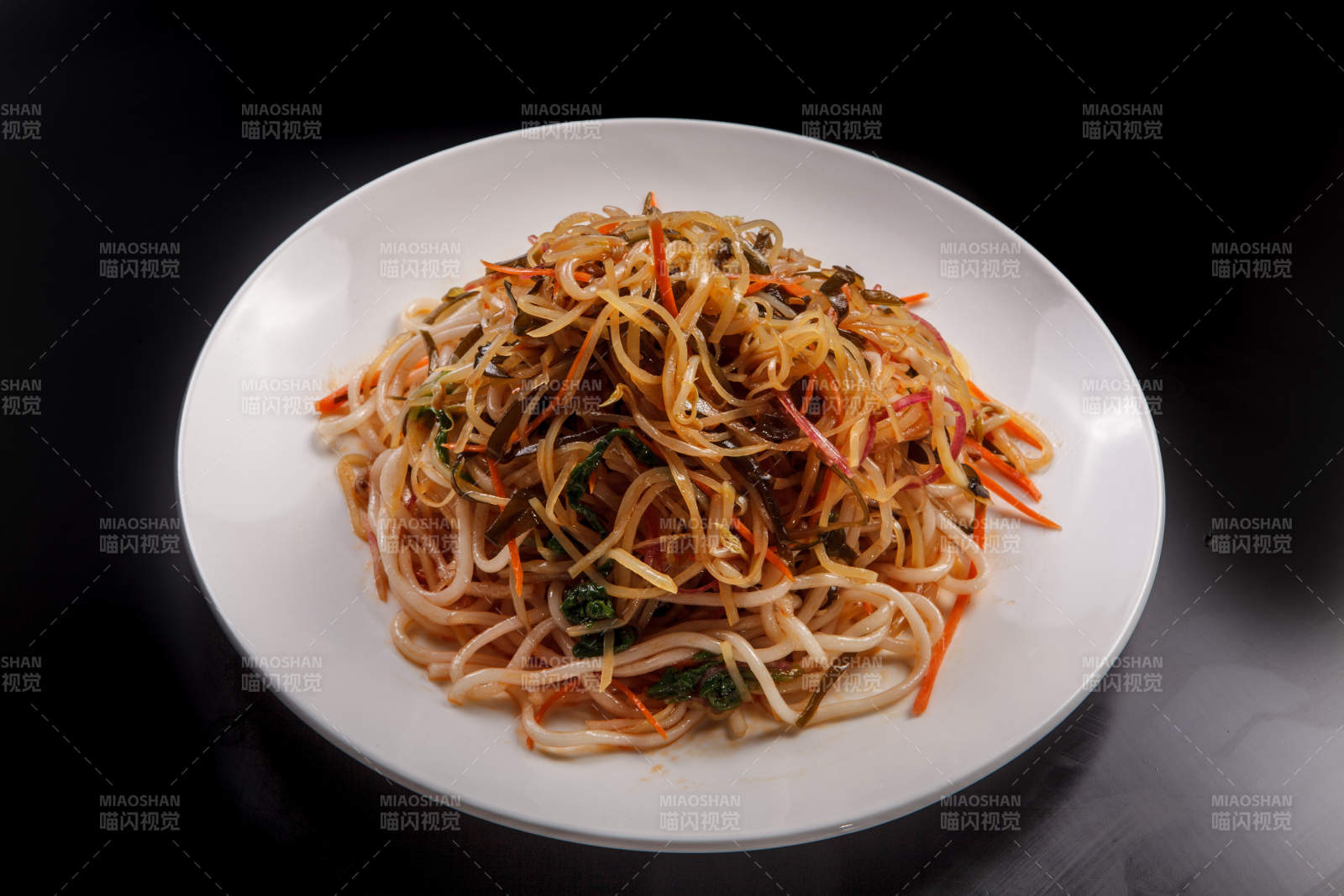 白色瓷盤裝的涼拌小菜