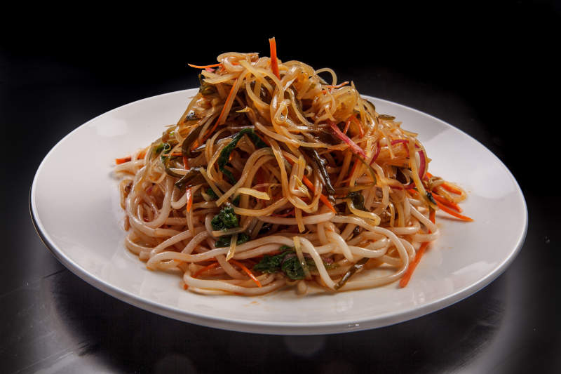 白色瓷盘装的凉拌小菜