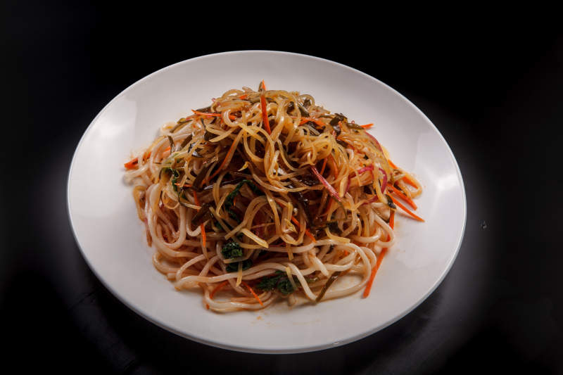 白色瓷盘装的凉拌小菜