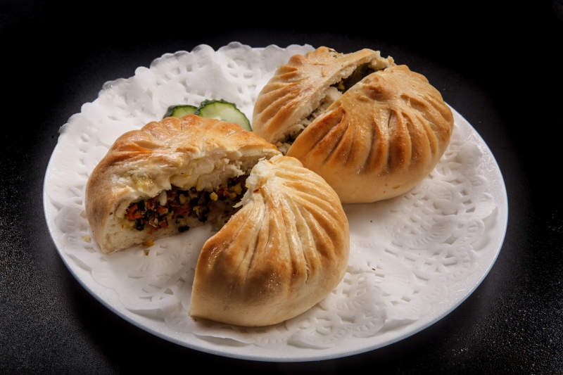 白色瓷盤裝的美味烤包子