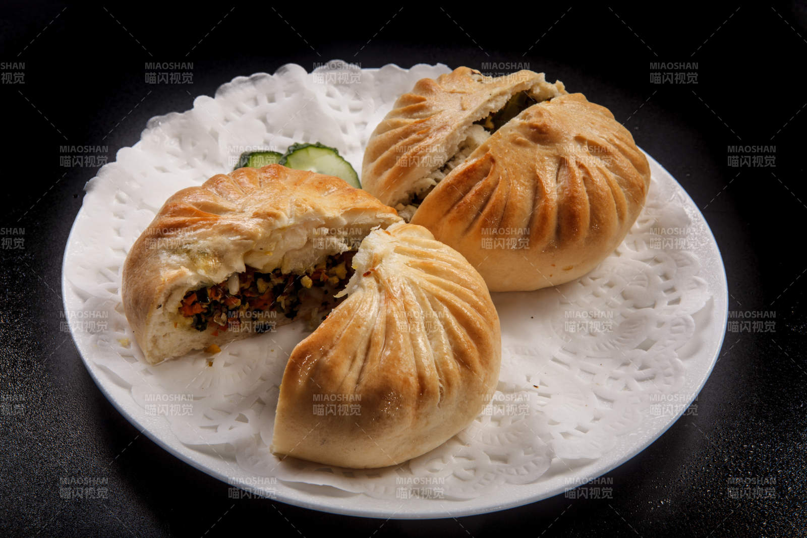 白色瓷盤裝的美味烤包子