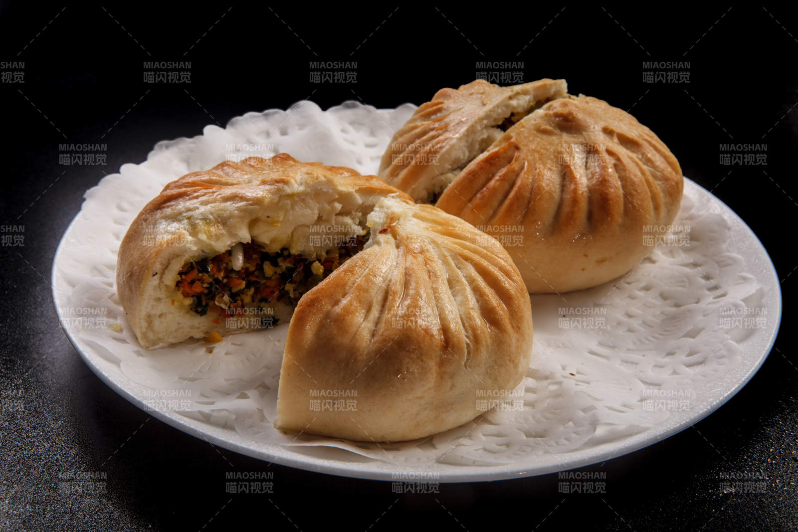 白色瓷盤裝的美味烤包子