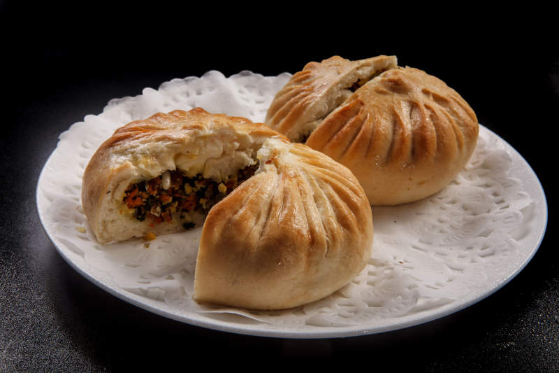 白色瓷盤裝的美味烤包子