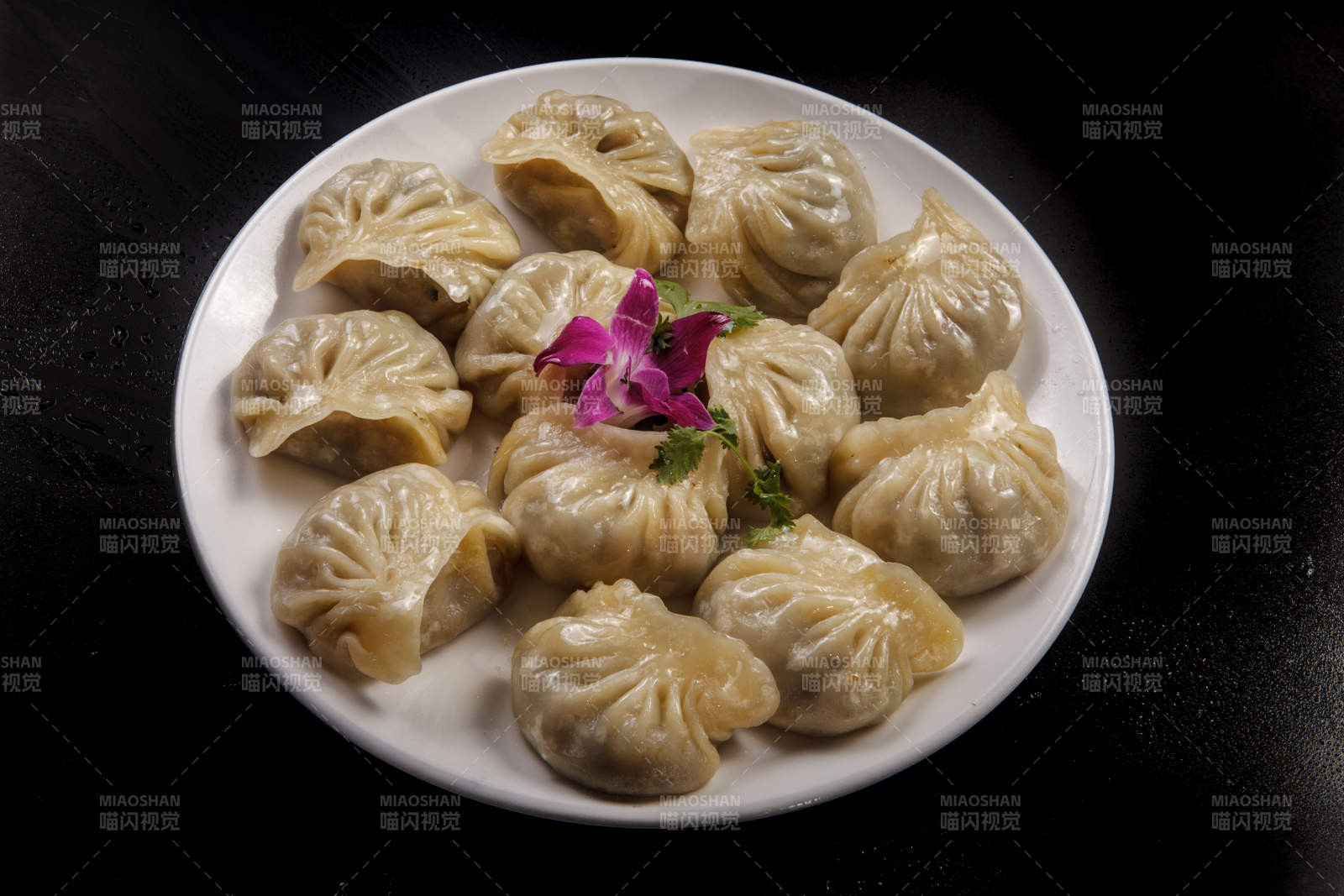 白色瓷盘装的美味蒸饺-摄影图