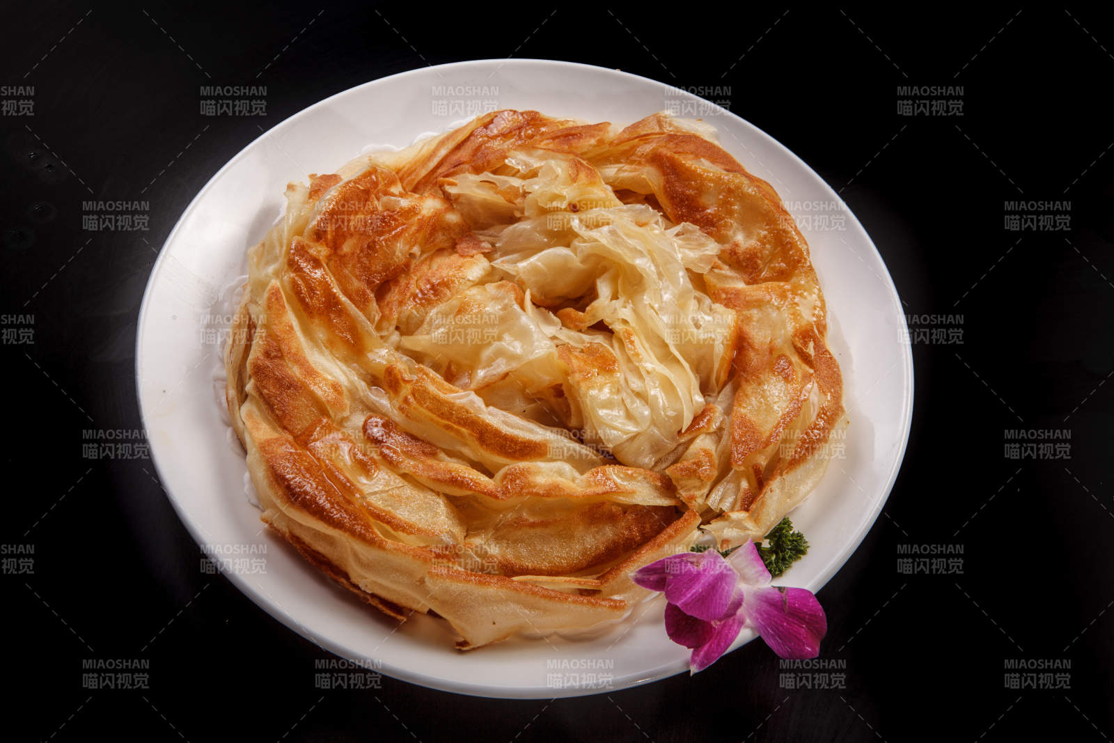 白色瓷盘装的特产小吃一窝丝