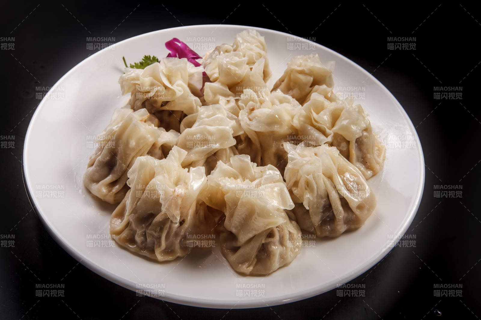 白色瓷盘装的都一处烧麦