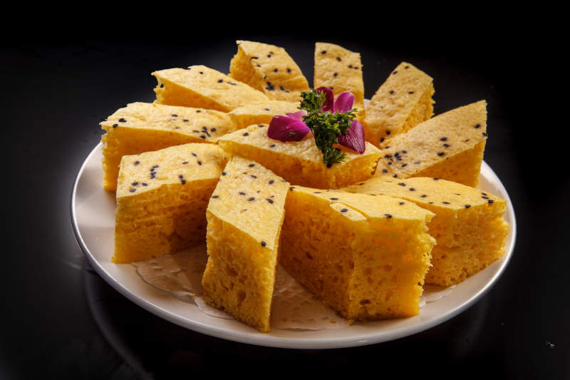 白色瓷盘装的黄米发糕