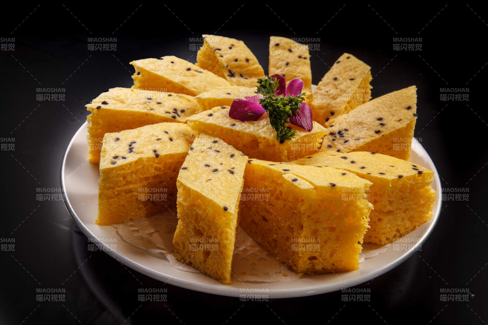 白色瓷盘装的黄米发糕