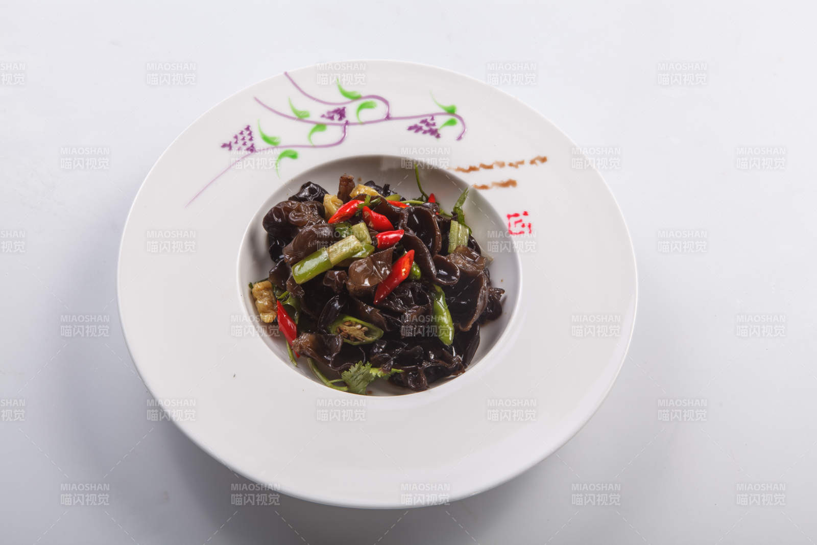 白色瓷盘装的酸辣木耳-摄影图