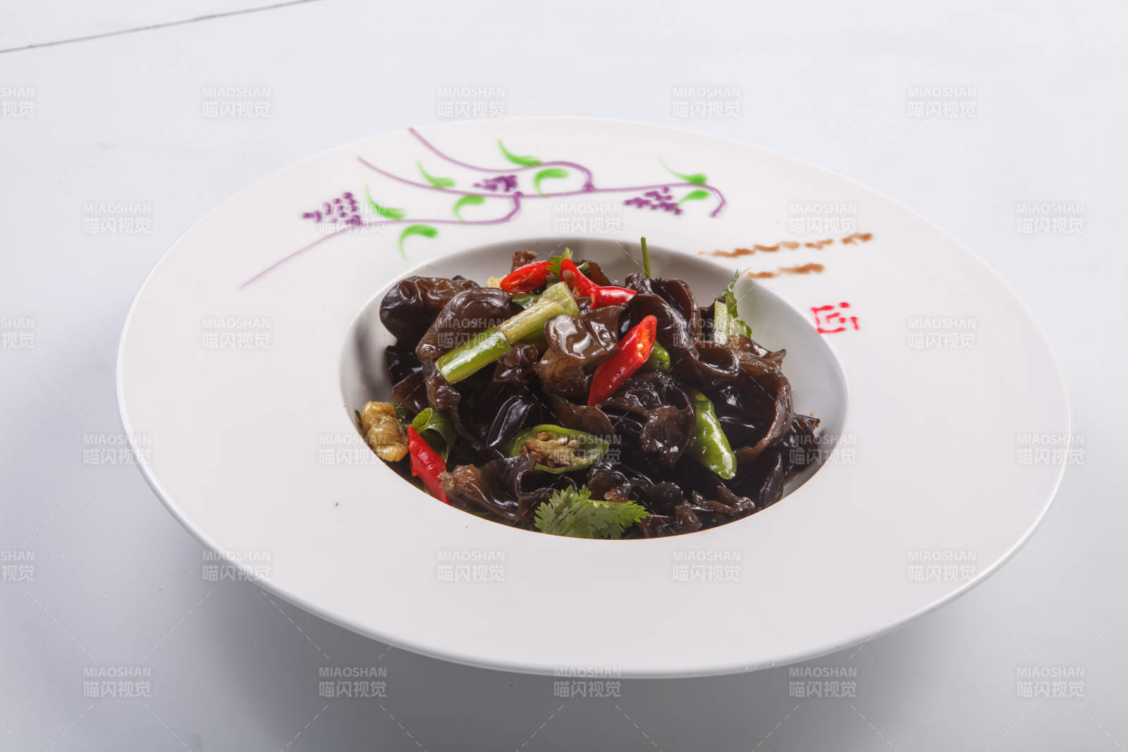 白色瓷盘装的酸辣木耳-摄影图