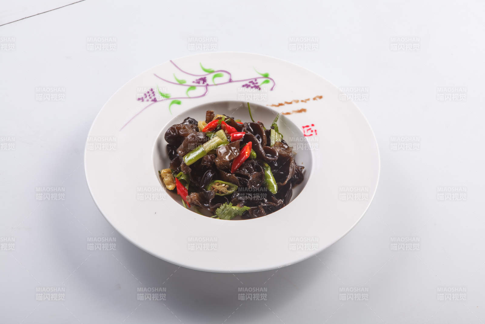 白色瓷盘装的酸辣木耳-摄影图