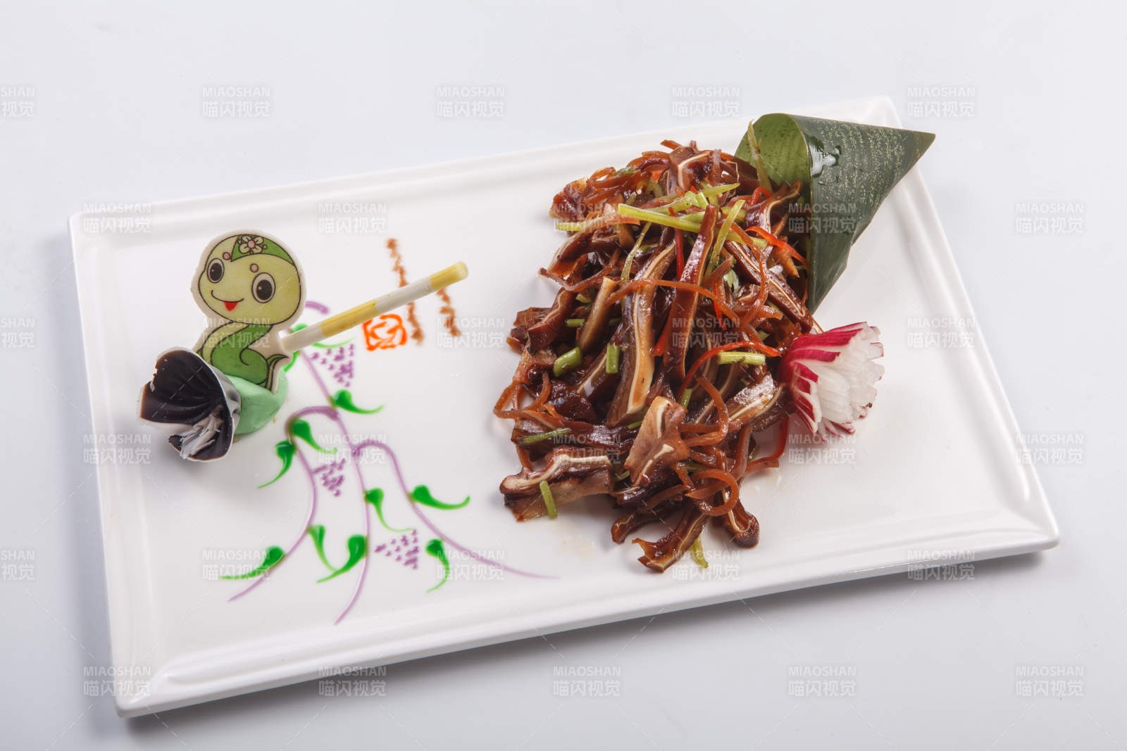 白色瓷盘装的爽脆卤猪耳