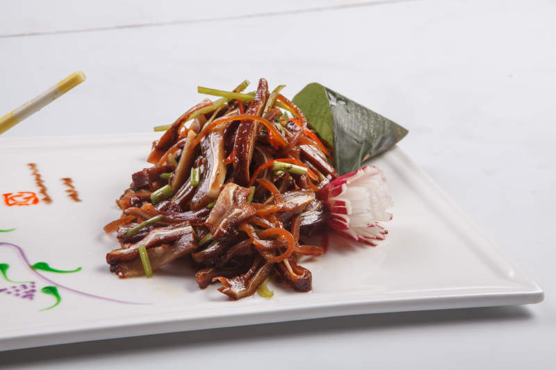 白色瓷盘装的爽脆卤猪耳