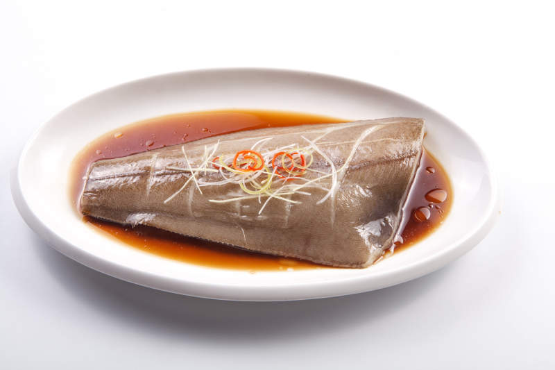 白色瓷盘装的浇汁清蒸鲽鱼尾